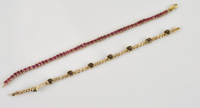 Lot 1190 - A yellow metal bracelet stamped '375', set...