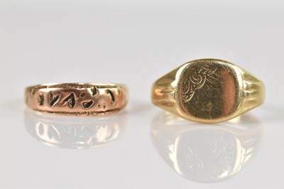 Lot 2483 - A 9ct yellow gold signet ring with a vacant...