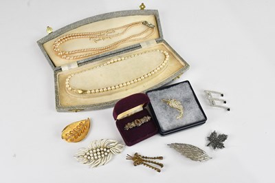 Lot 1056 - A small selection of costume jewellery...
