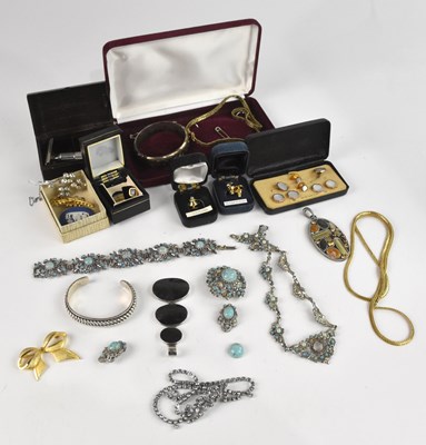 Lot 1062 - A small collection of assorted costume...