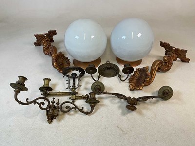 Lot 712 - A quantity of decorative wall lights,...