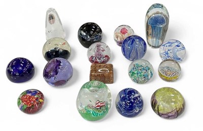 Lot 575 - A collection of seventeen assorted...