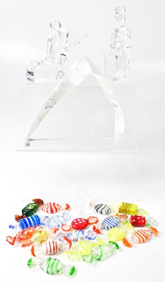 Lot 346 - A collection of decorative glass, to include a...