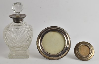 Lot 1250 - A George V hallmarked silver circular easel...