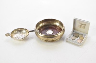 Lot 566 - W I BROADWAY & CO; an Elizabeth II hallmarked...