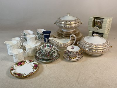 Lot 389 - WEDGWOOD; a 'Gold Florentine' part dinner...