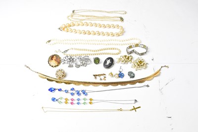 Lot 1363 - A small quantity of costume jewellery., to...