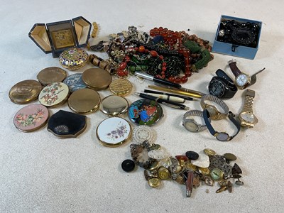 Lot 790 - A quantity of assorted costume jewellery,...
