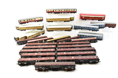 Lot 440 - A good quantity of Hornby OO coaches including...