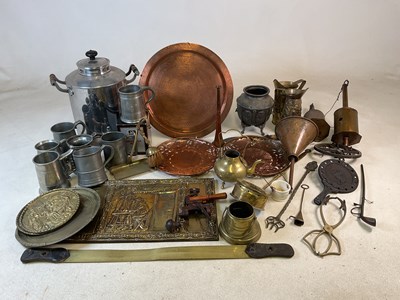 Lot 321 - A quantity of copper, brass and pewter items,...