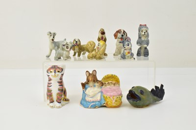 Lot 198 - Various pottery and porcelain collectibles,...