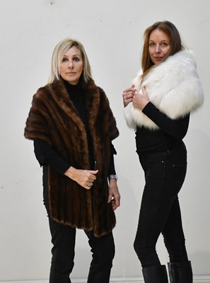 Lot 266 - DEANFIELD, LONDON; a cream mink stole, fully...