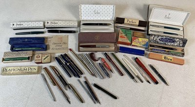 Lot 12 - A good group of vintage pens, many boxed,...