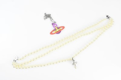 Lot 249 - VIVIENNE WESTWOOD; a three strand faux pearl...