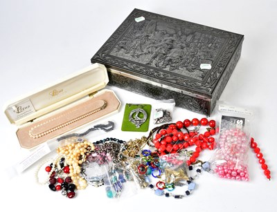 Lot 1359 - A quantity of vintage costume jewellery, to...