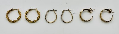 Lot 753 - Two pairs of 9ct yellow gold hoop earrings,...