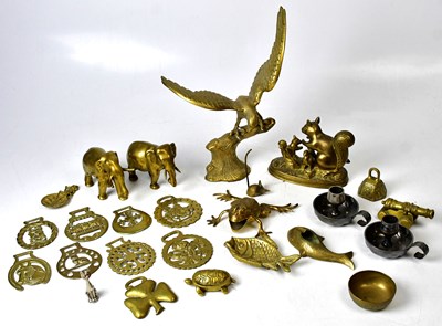 Lot 1029 - A small mixed lot of brass including a figure...