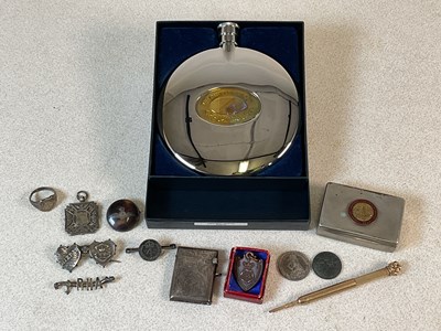 Lot 62 - A group of collectors' items including a...