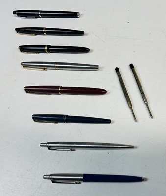 Lot 46 - A group of vintage Parker pens including a...