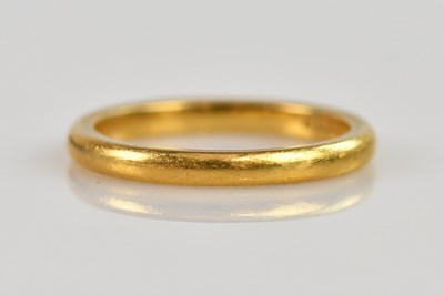 Lot 2463 - A 22ct yellow gold wedding band, size I,...
