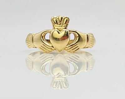 Lot 706 - A 14ct yellow gold Claddagh ring, size U,...