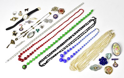 Lot 1354 - A small collection of costume jewellery,...