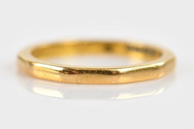 Lot 2519 - A 22ct yellow gold wedding band with panelled...