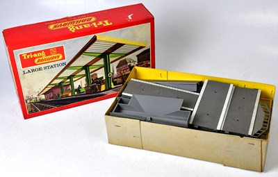 Lot 414 - TRI-ANG RAILWAYS; a OO gauge large station...