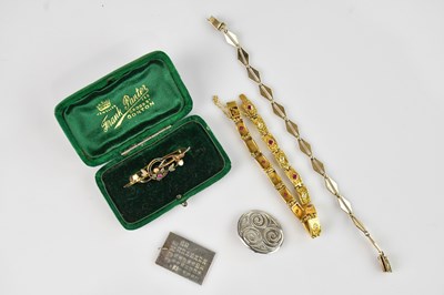 Lot 1223 - A late 19th/early 20th century yellow metal...