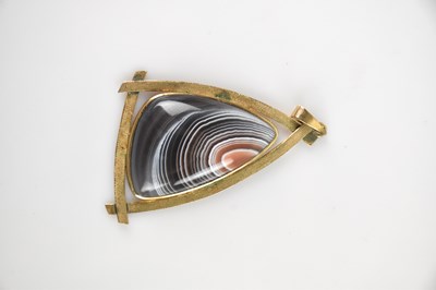 Lot 2201 - A modernist yellow metal mounted agate pendant,...
