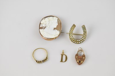 Lot 1461 - A 9ct gold padlock clasp, approx 2g, a yellow...