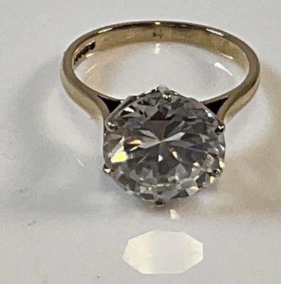 Lot 770 - A 9ct yellow gold dress ring, size I, approx 2....