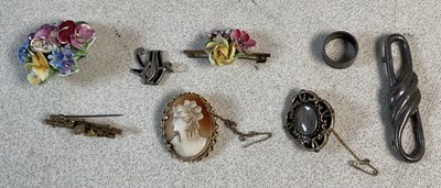 Lot 767 - A small group of jewellery including a 9ct...