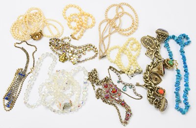 Lot 1469 - A small collection of costume jewellery...