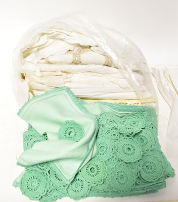 Lot 763 - A large quantity of vintage table linens,...