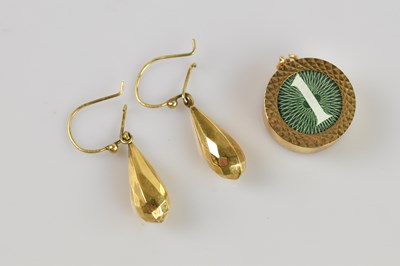 Lot 1462 - A 9ct yellow gold one pound note charm and a...