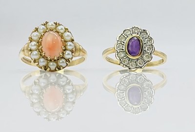 Lot 704 - A 9ct yellow gold oval pearl set ring, size Q...