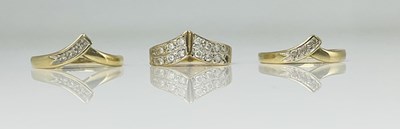 Lot 703 - Three 9ct yellow gold wishbone rings, sizes M...