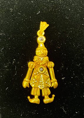 Lot 754 - An articulated 9ct yellow gold clown pendant,...