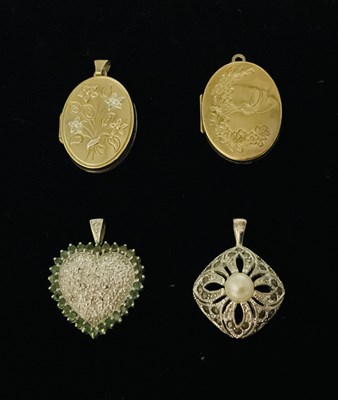 Lot 755 - A 9ct yellow gold heart shaped pendant with...