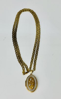 Lot 673 - A 9ct yellow gold curb link chain, length 74cm,...