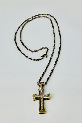 Lot 674 - A 9ct yellow gold chain, suspending a 9ct gold...