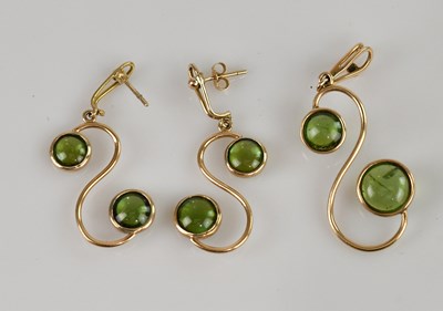 Lot 2121 - A yellow metal framed tourmaline three piece...