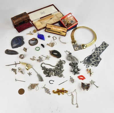 Lot 1011 - A quantity of costume jewellery including a...