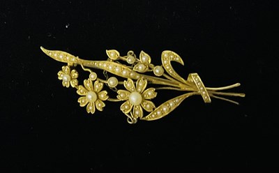 Lot 684 - An Edwardian 15ct yellow gold seed pearl and...