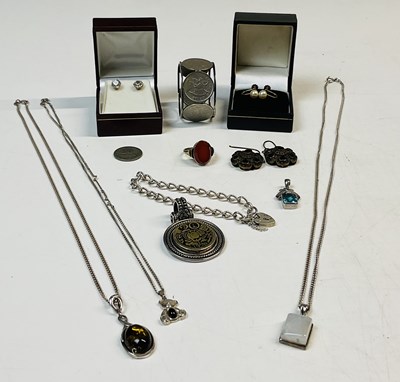 Lot 779 - A yellow metal ring stamped '333', size P,...