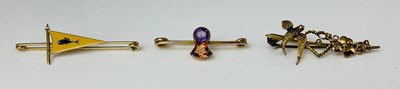 Lot 729 - A 9ct yellow gold thistle decorated bar brooch,...