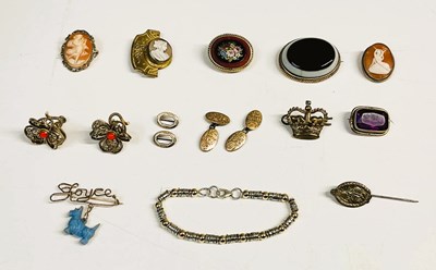 Lot 760 - A Victorian yellow metal mounted agate brooch,...