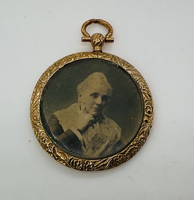 Lot 773 - A 9ct gold framed double sided portrait...