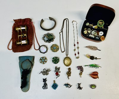 Lot 757 - A collection of costume jewellery including an...